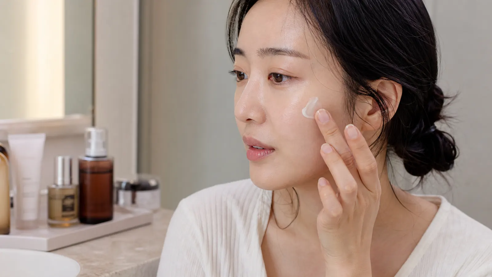 10 Reasons a PDRN Cream Outperforms a Standard Moisturizer for Aging Skin
